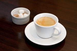 カフェコーヒーと角砂糖